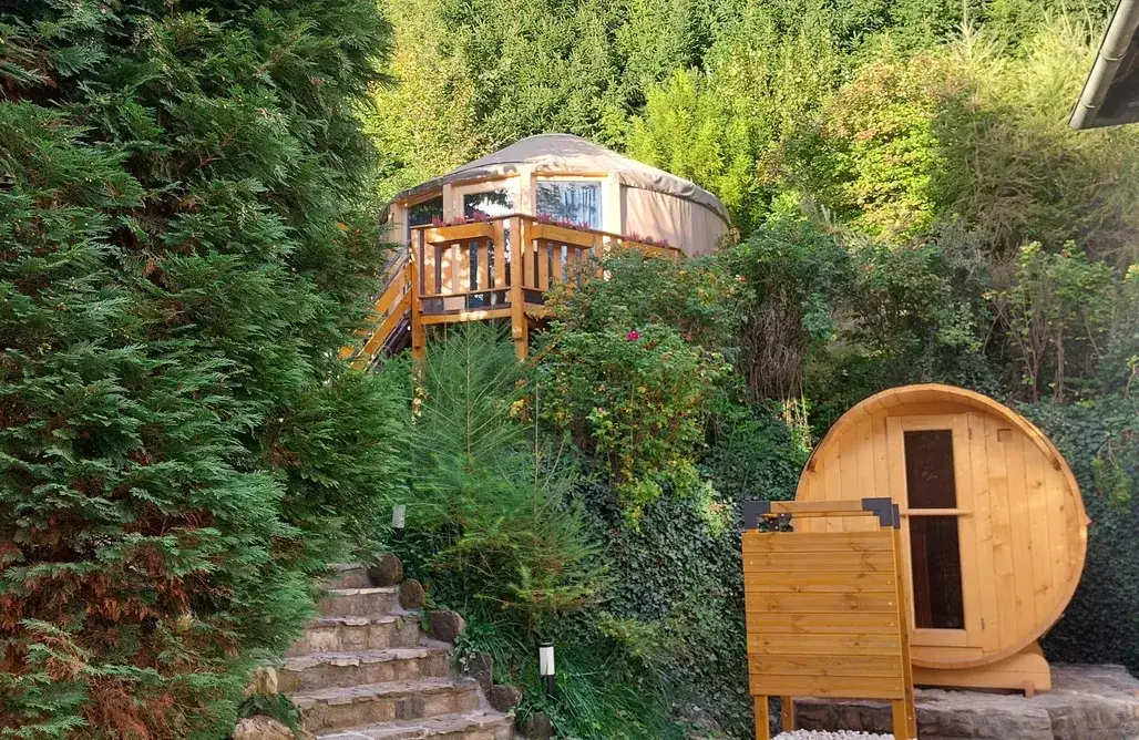 nietypowe noclegi w Polsce domek na drzewie glamping jurta