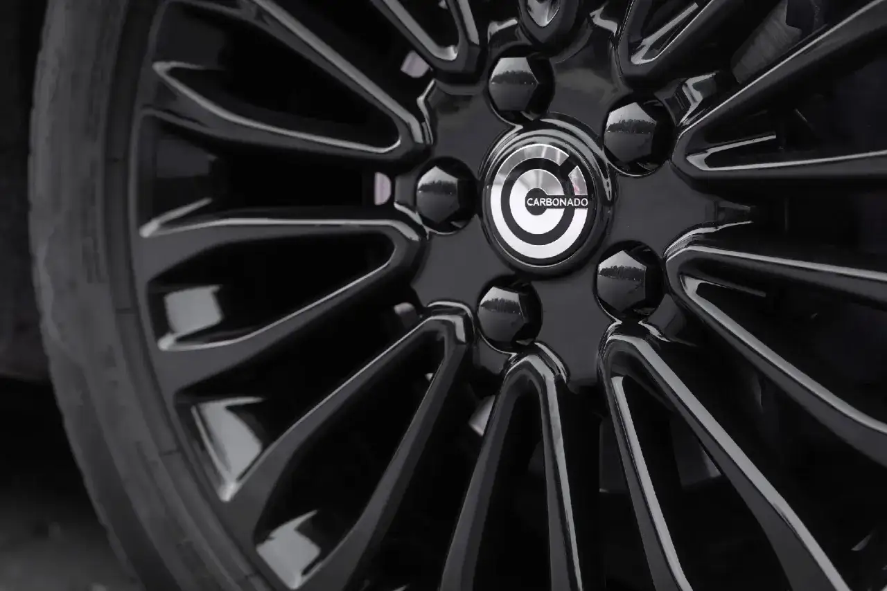 Błyszcząca, czarna felga aluminiowa Carbonado. Zastanawiasz się, ile waży felga aluminiowa? Ta prezentuje się lekko i stylowo.