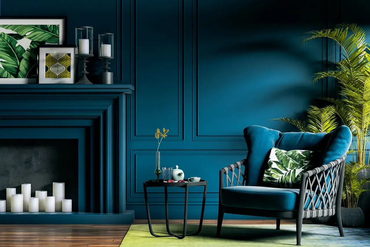 Elegancki salon w kolorze petrol. Jak łączyć ten głęboki odcień? Zobacz, jak świetnie wygląda z zielenią i bielą.
