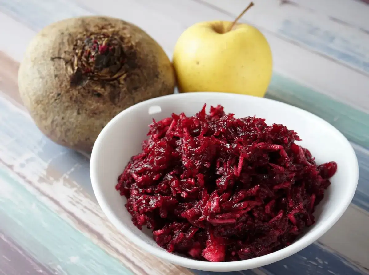 Klasyczna sur&oacute;wka z burak&oacute;w z jabłkiem