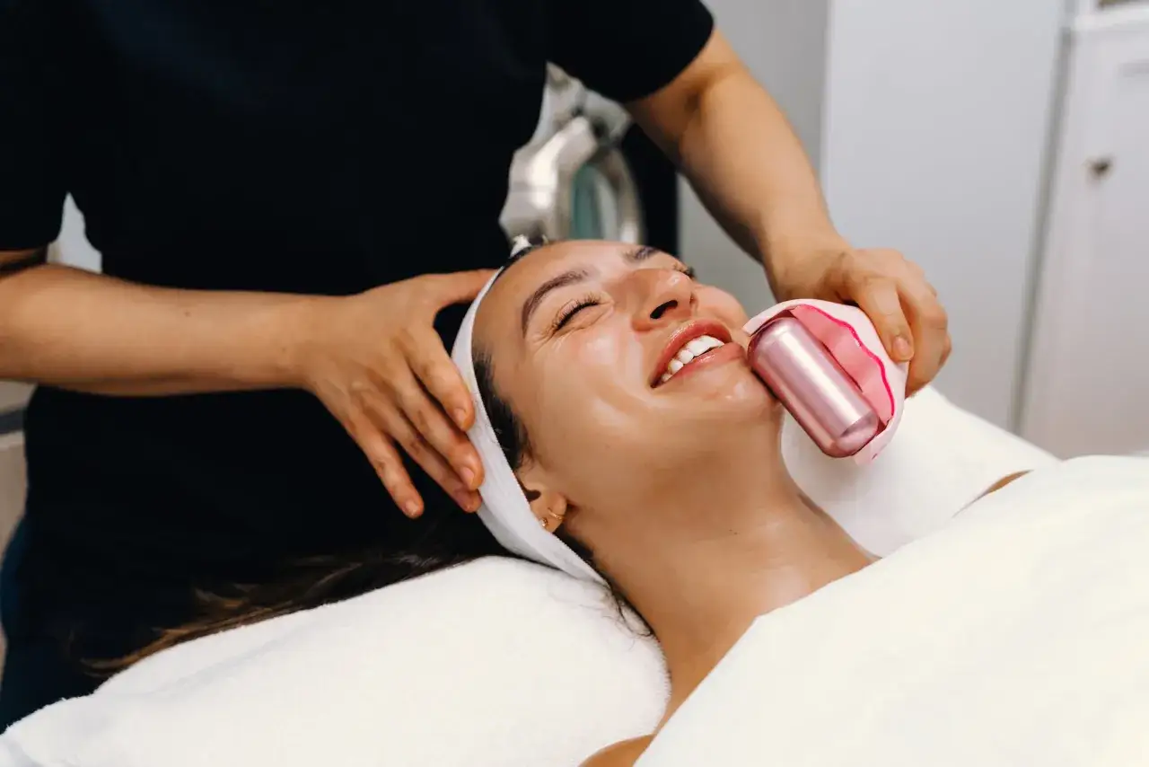 Relaksacyjny masaż twarzy z użyciem chłodzącego roller do twarzy jak używać. Skóra promienieje blaskiem.