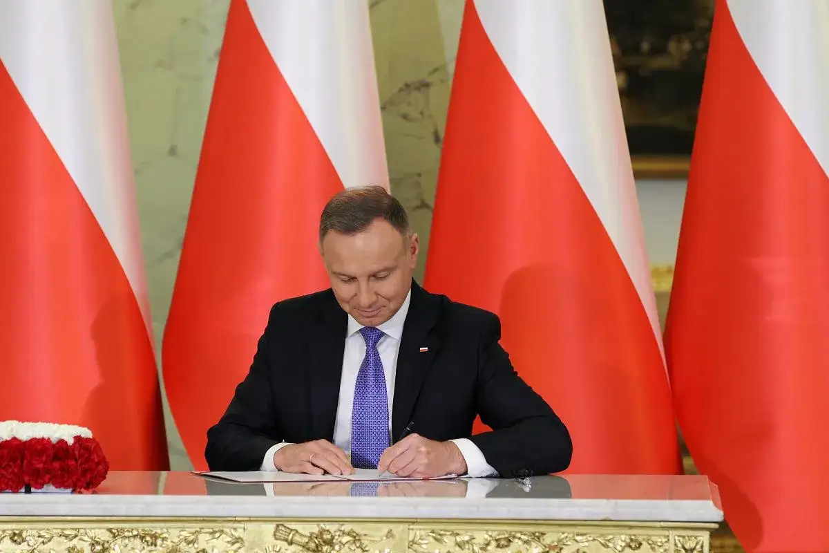 Andrzej Duda podpisuje dokumenty. Czy to prawdziwe powody dla których Andrzej Duda zapowiedział serię wet do ustaw budżetowych?