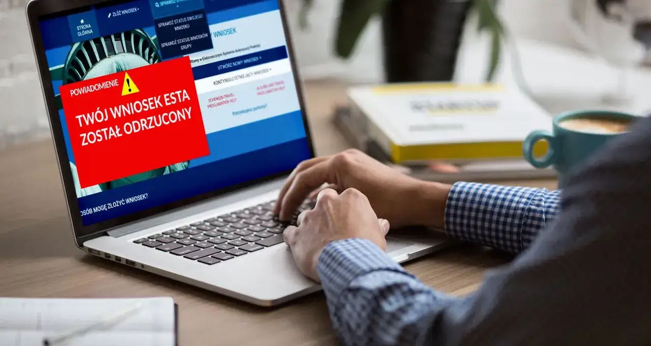 osoba wypełniająca wniosek online na laptopie