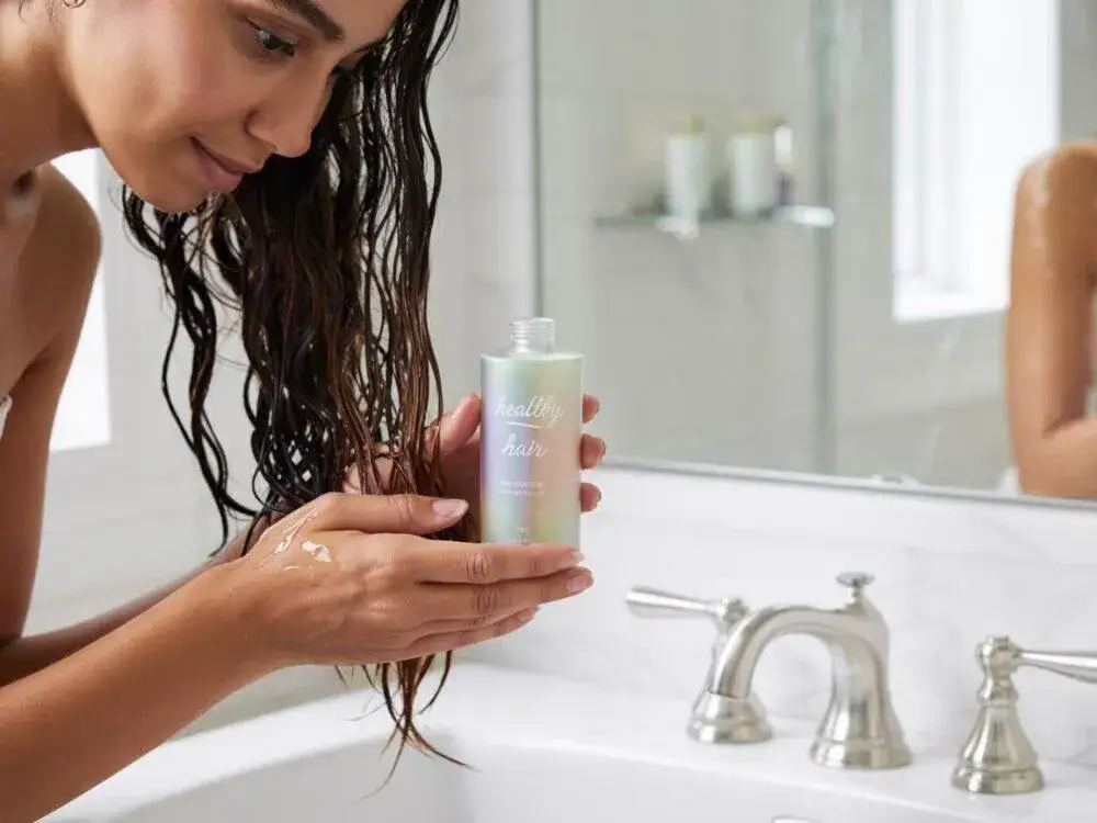 prawidłowa aplikacja serum do włos&oacute;w