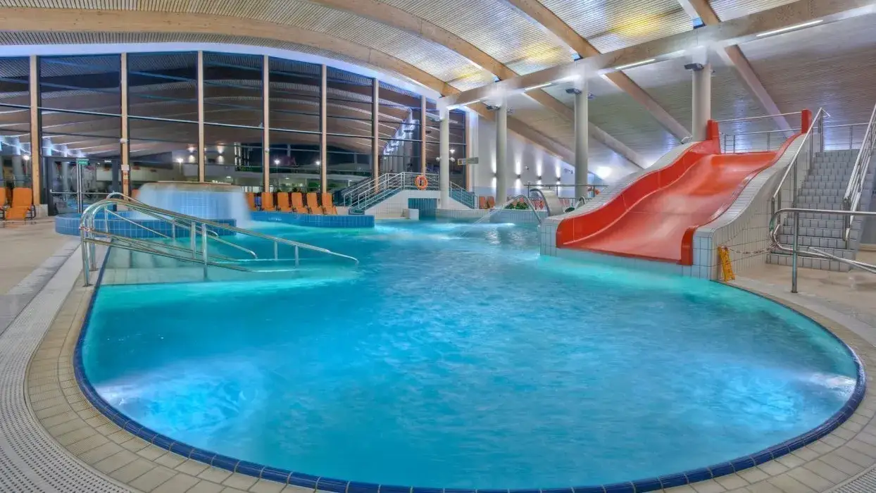 Termy Bania baseny zewnętrzne i wewnętrzne