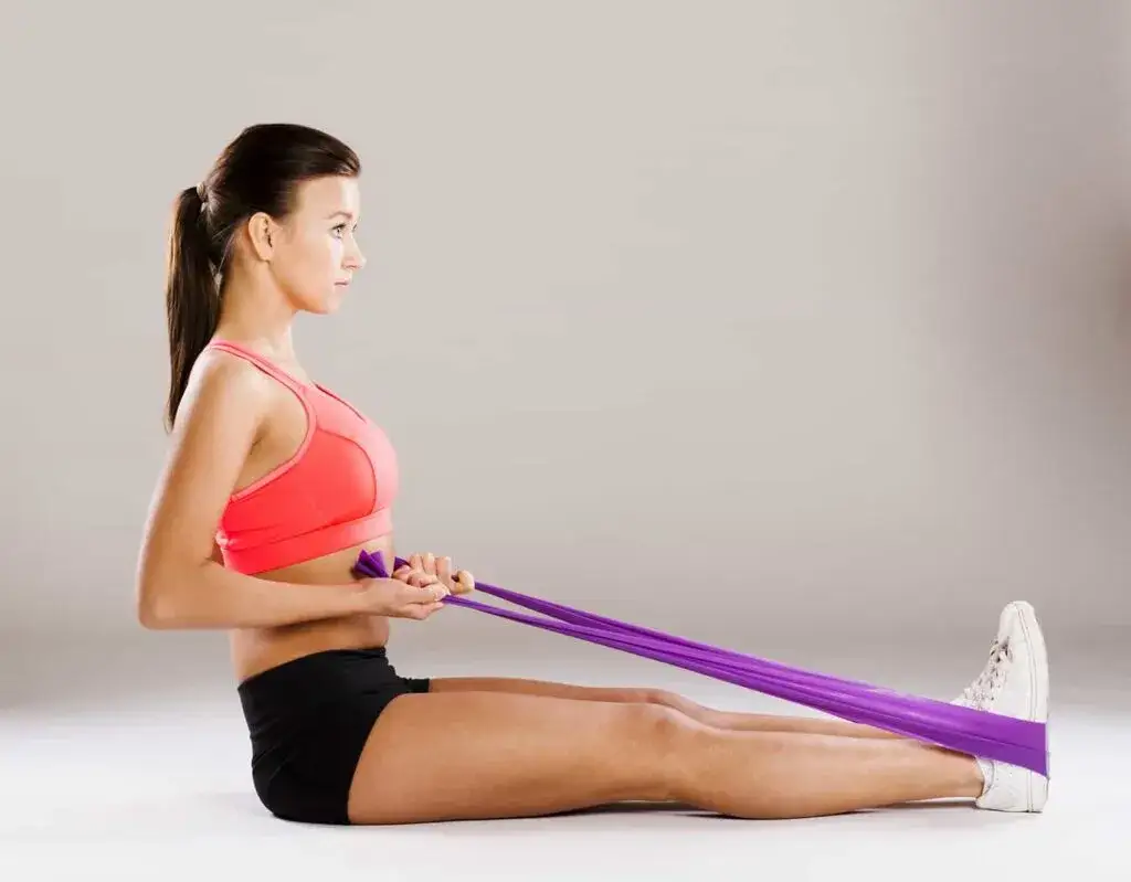 ćwiczenia z taśmą rehabilitacyjną na nogę po złamaniu