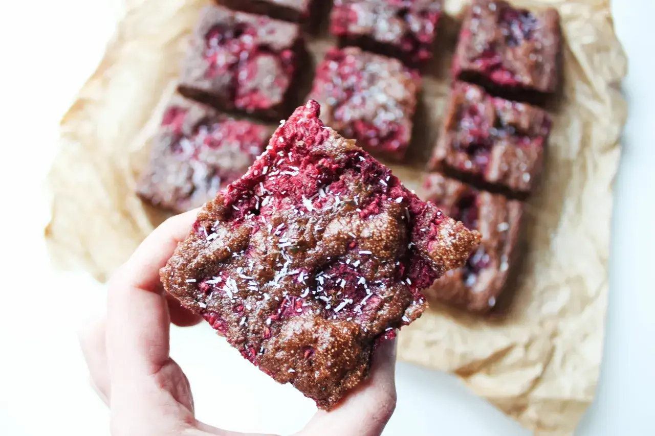 Dietetyczne ciasto z kaszy manny z malinami i wiórkami kokosowymi. Idealne na zdrowy deser.