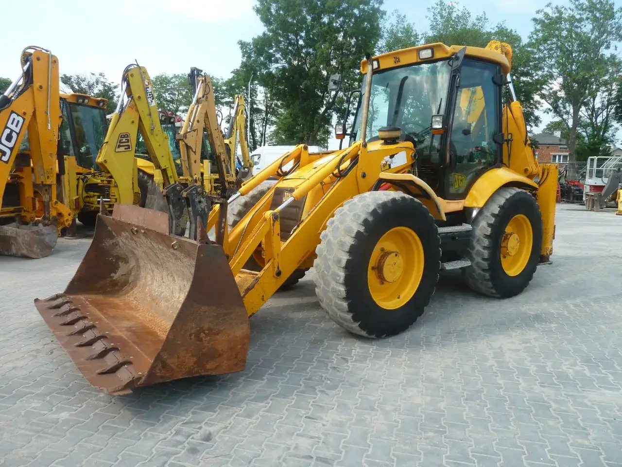 Por&oacute;wnanie koparko-ładowarek JCB CAT Case