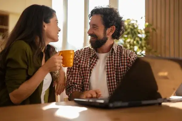 szczęśliwa para na randce rozmawiająca