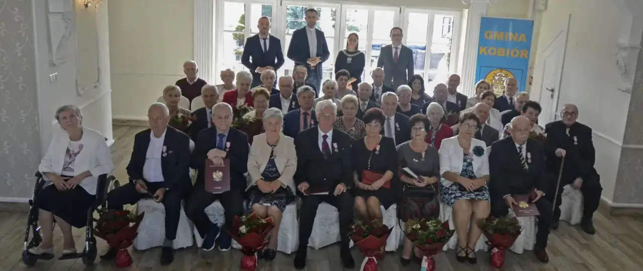 Uroczystość z okazji 36 rocznicy ślubu w Gminie Kobi&oacute;r. Pary świętują wsp&oacute;lne lata, otrzymując odznaczenia.