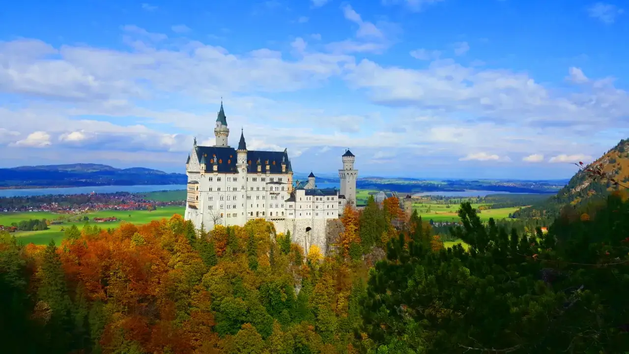 Zamek Neuschwanstein widok z daleka