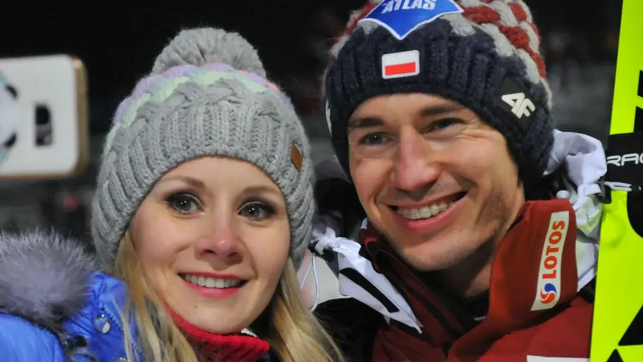 Uśmiechnięta para w zimowych czapkach. Czy to rodzice, którzy zastanawiają się, ile dzieci ma Kamil Stoch?