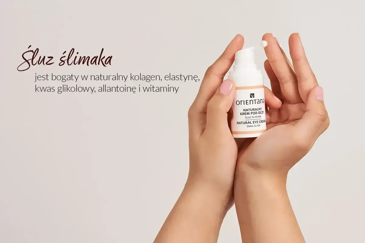 Dłonie trzymają krem pod oczy z ekstraktem ze śluzu ślimaka. Produkt zawiera kolagen, elastynę i witaminy.