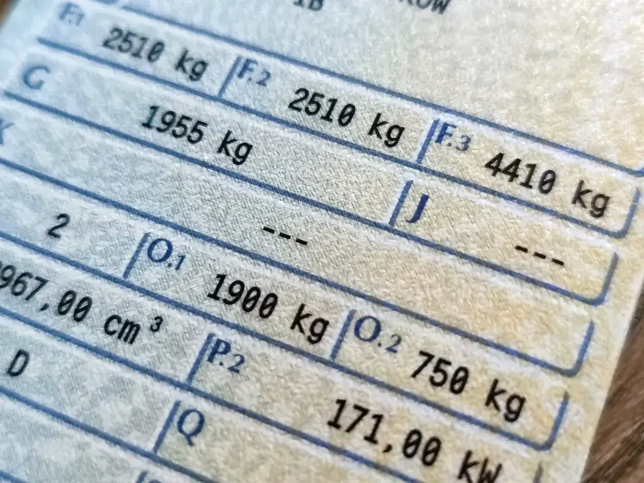Fragment dowodu rejestracyjnego z danymi pojazdu, w tym masa całkowita 2510 kg.