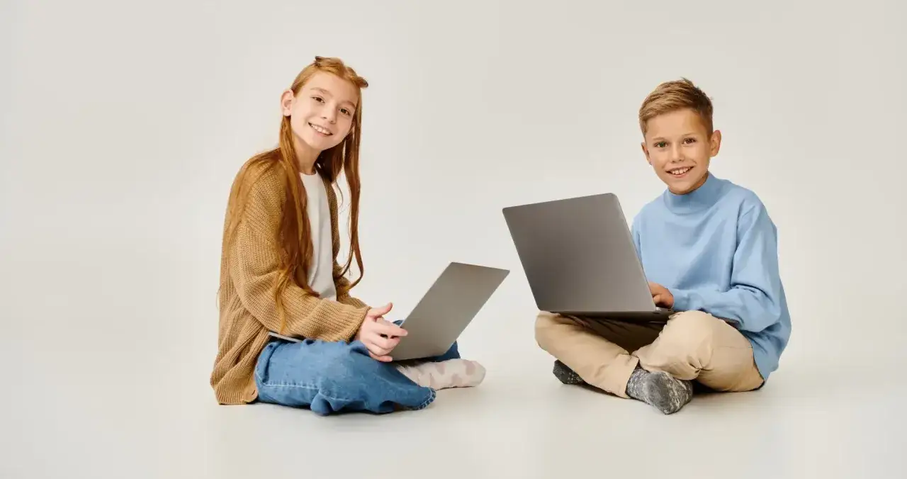 Rodzic wybierający zajęcia dla dziecka online