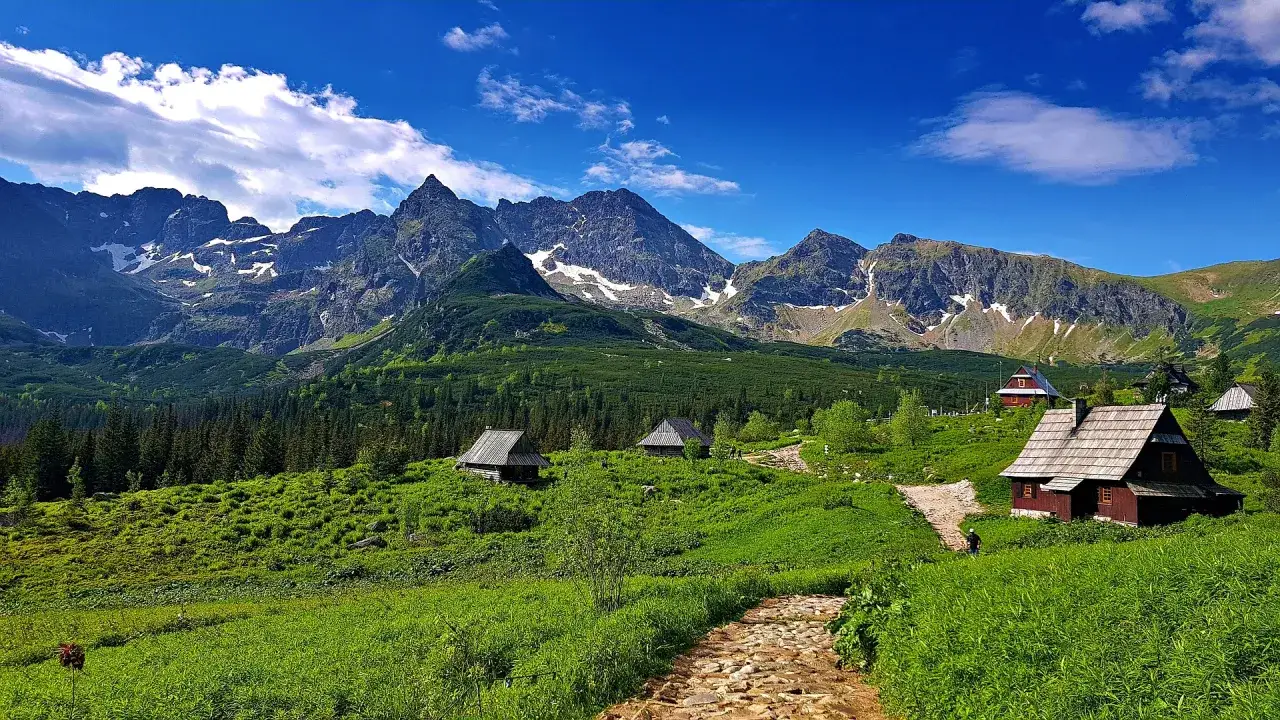 Kamienne szlaki prowadzą do uroczych chat w Tatrach. Poznaj ciekawostki o tatrach i poczuj magię gór.