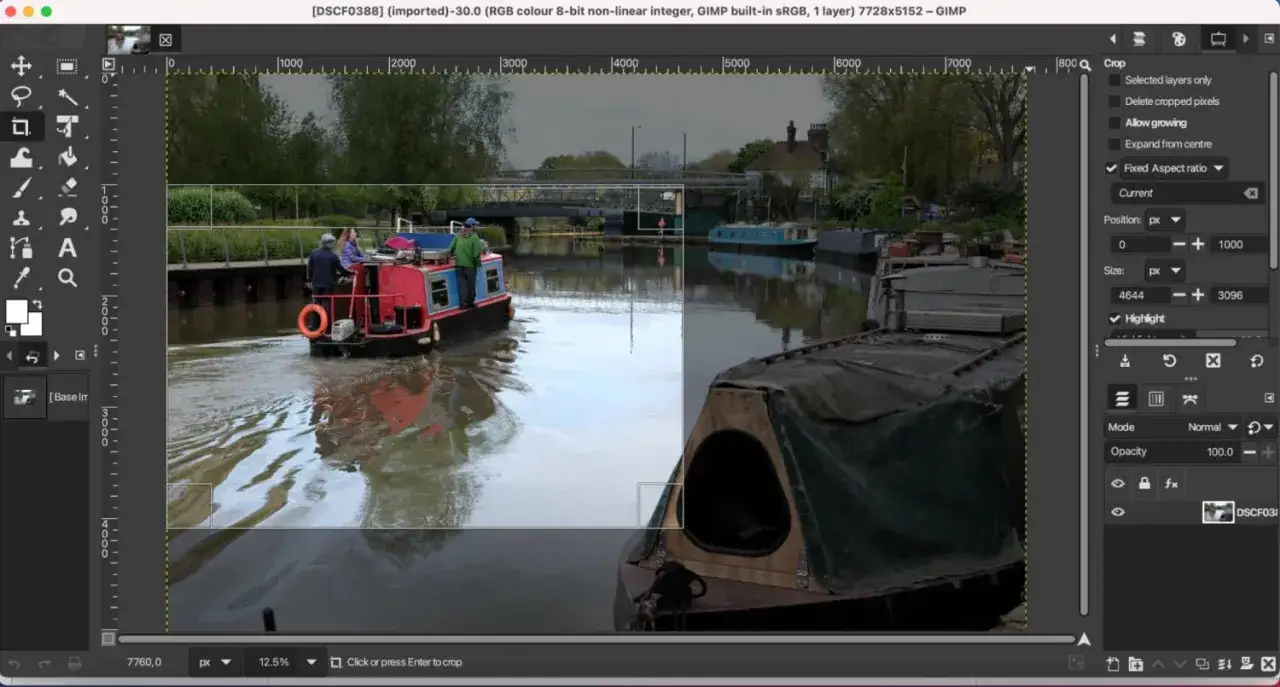 Program do edycji JPG GIMP pokazuje kadr z kanału z łodziami, przygotowany do przycięcia.