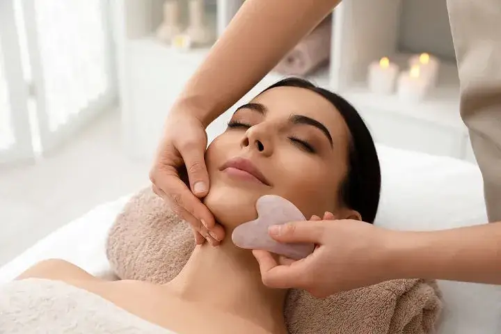 masaż gua sha wieczorem relaks