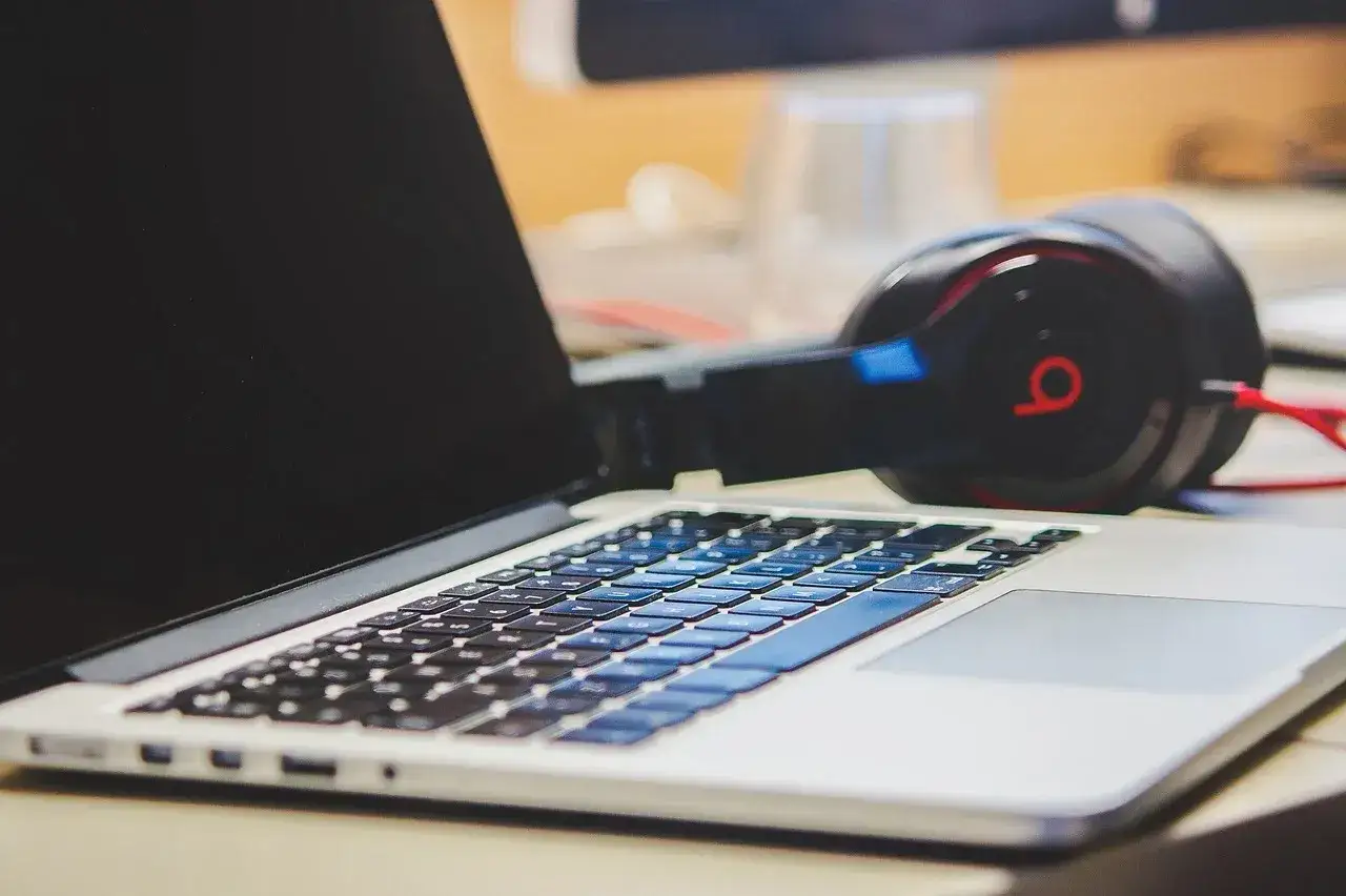 różne typy laptopów na tle wykresu cenowego