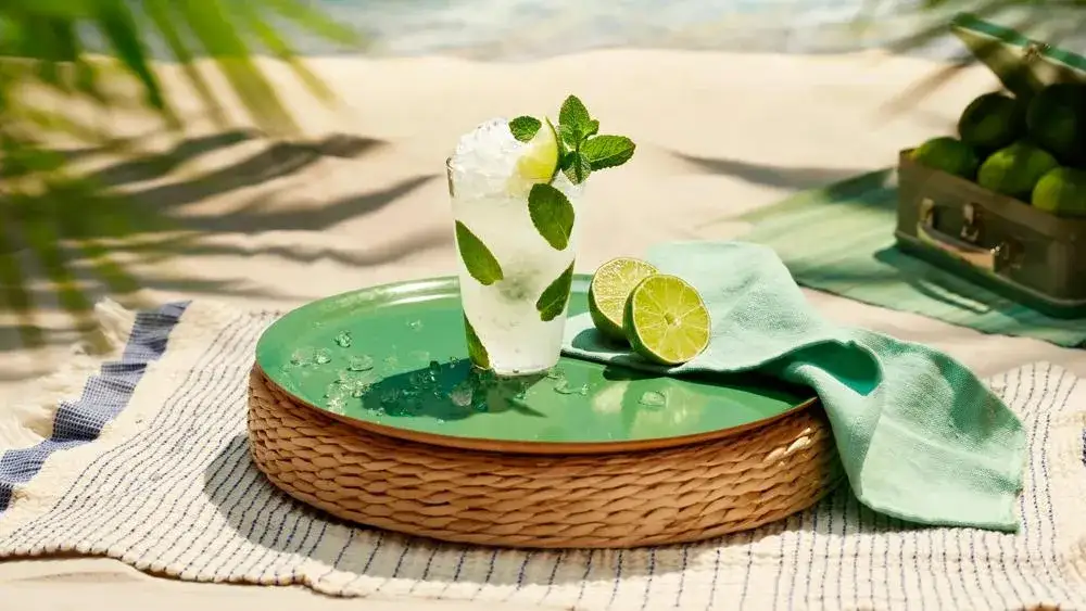 Idealny przepis na mojito z Bacardi na plaży. Orzeźwiający drink z miętą i limonką, idealny na upalne dni.