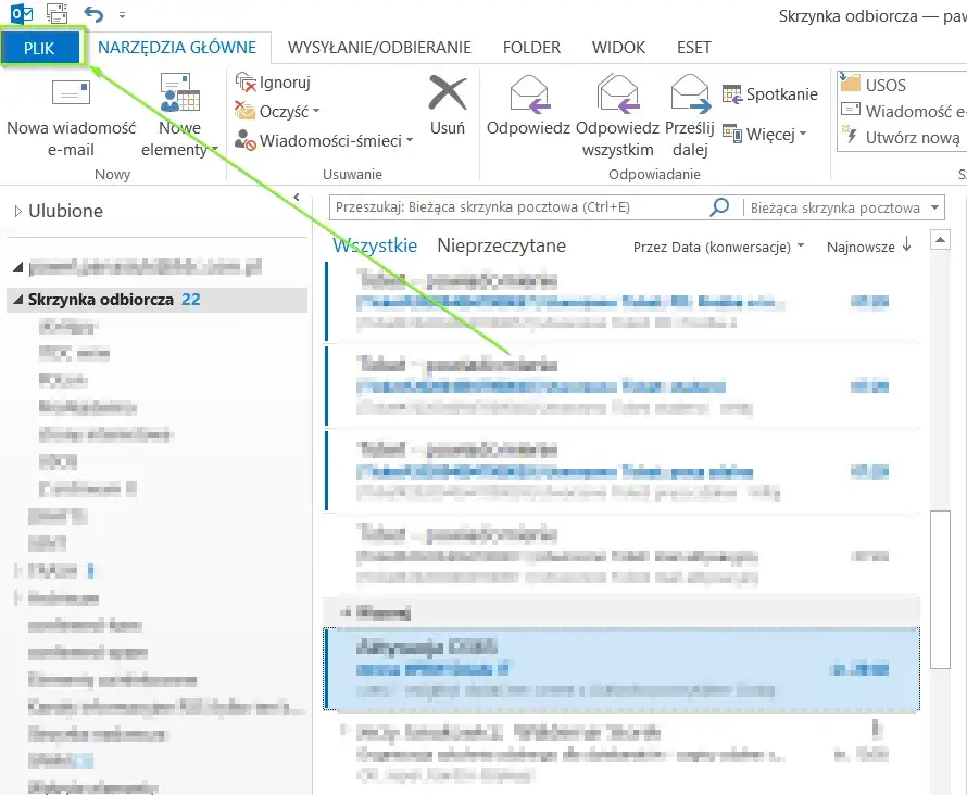 rekruter przeglądający maile, skrzynka odbiorcza rekrutera