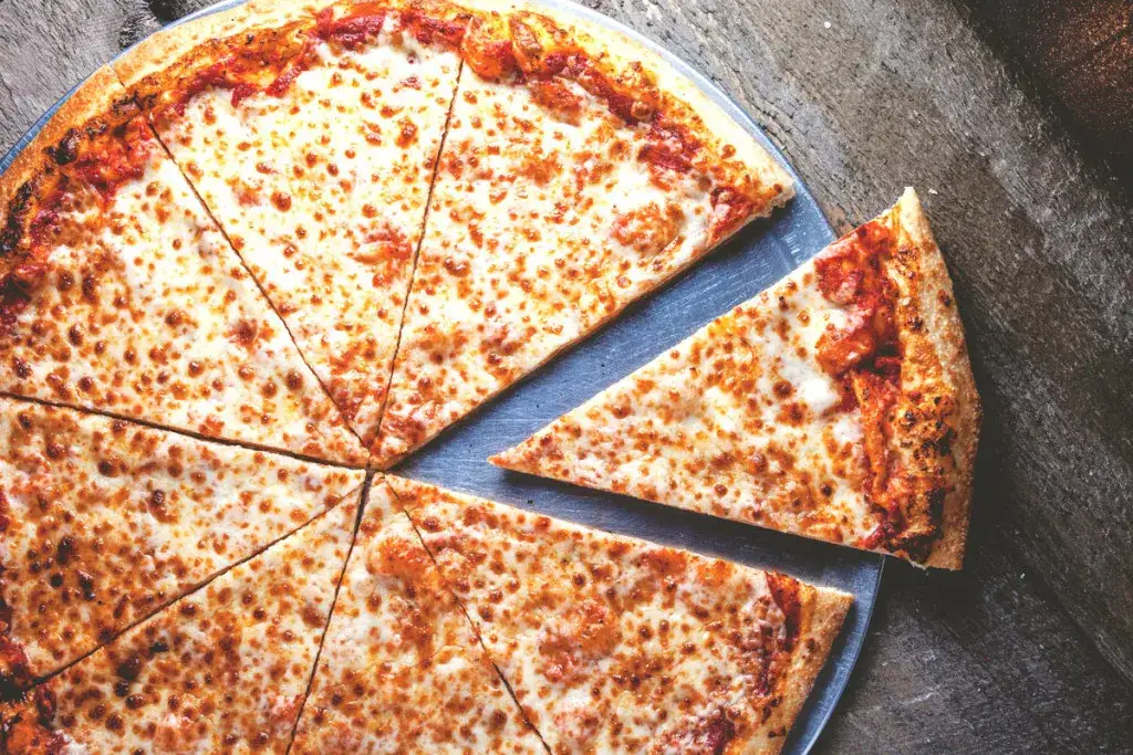 r&oacute;żne style pizzy ciasto