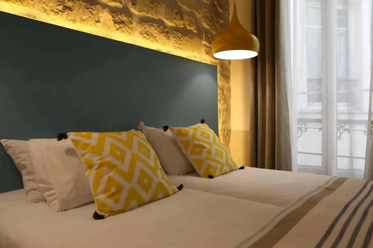 Różne typy zakwaterowania w Paryżu: hotel, apartament, hostel