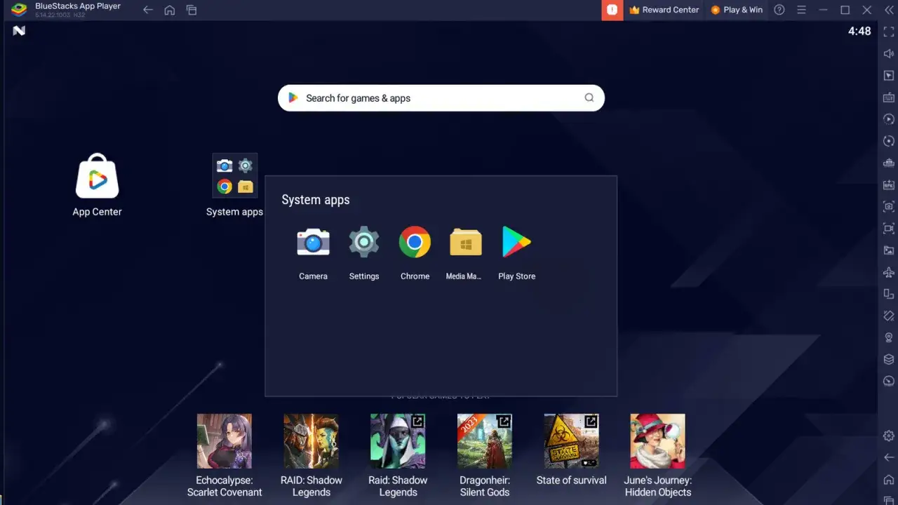 Ekran BlueStacks z ikoną Sklep Play, pokazujący jak zainstalować Sklep Play na laptopie. Widoczne też inne aplikacje systemowe i gry.