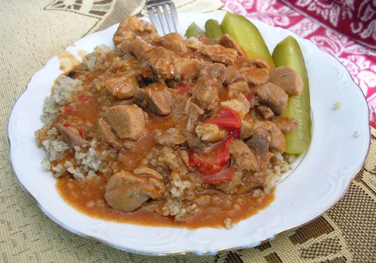 Gulasz z mięsa z papryką i kaszą pęczak, podany z ogórkami kiszonymi. Idealna kasza do gulaszu!