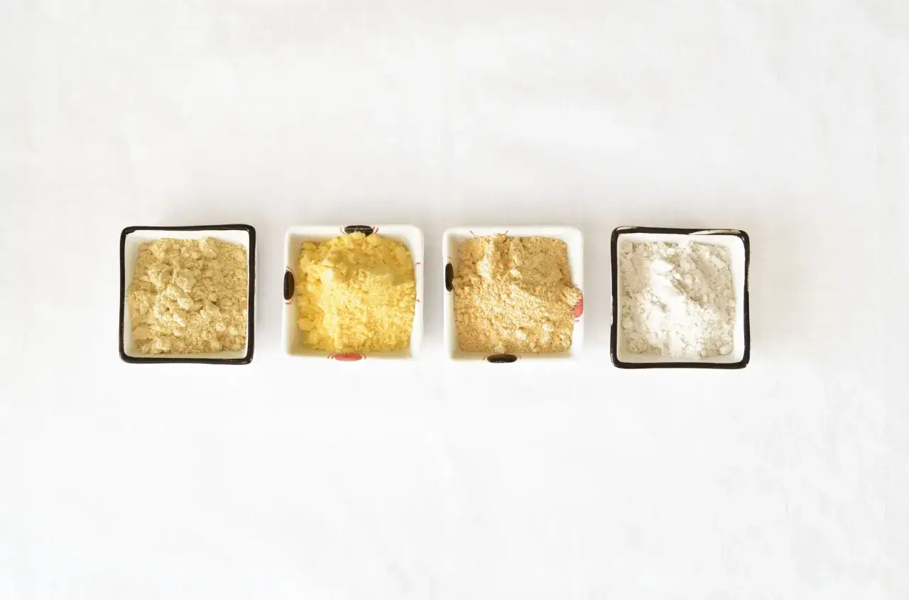 Cztery miseczki z różnymi mąkami: kukurydziana, ryżowa, migdałowa i gryczana. Idealne, gdy szukasz co zamiast mąki krupczatki.