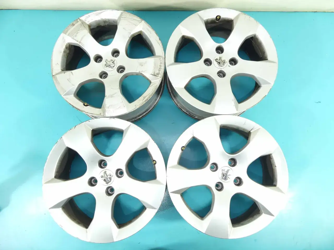 Cztery aluminiowe felgi do Peugeot 3008, z widocznym logo producenta.
