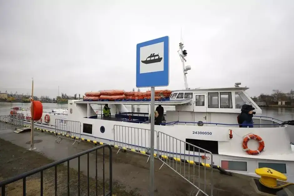 prom w sztormie lub prom w porcie