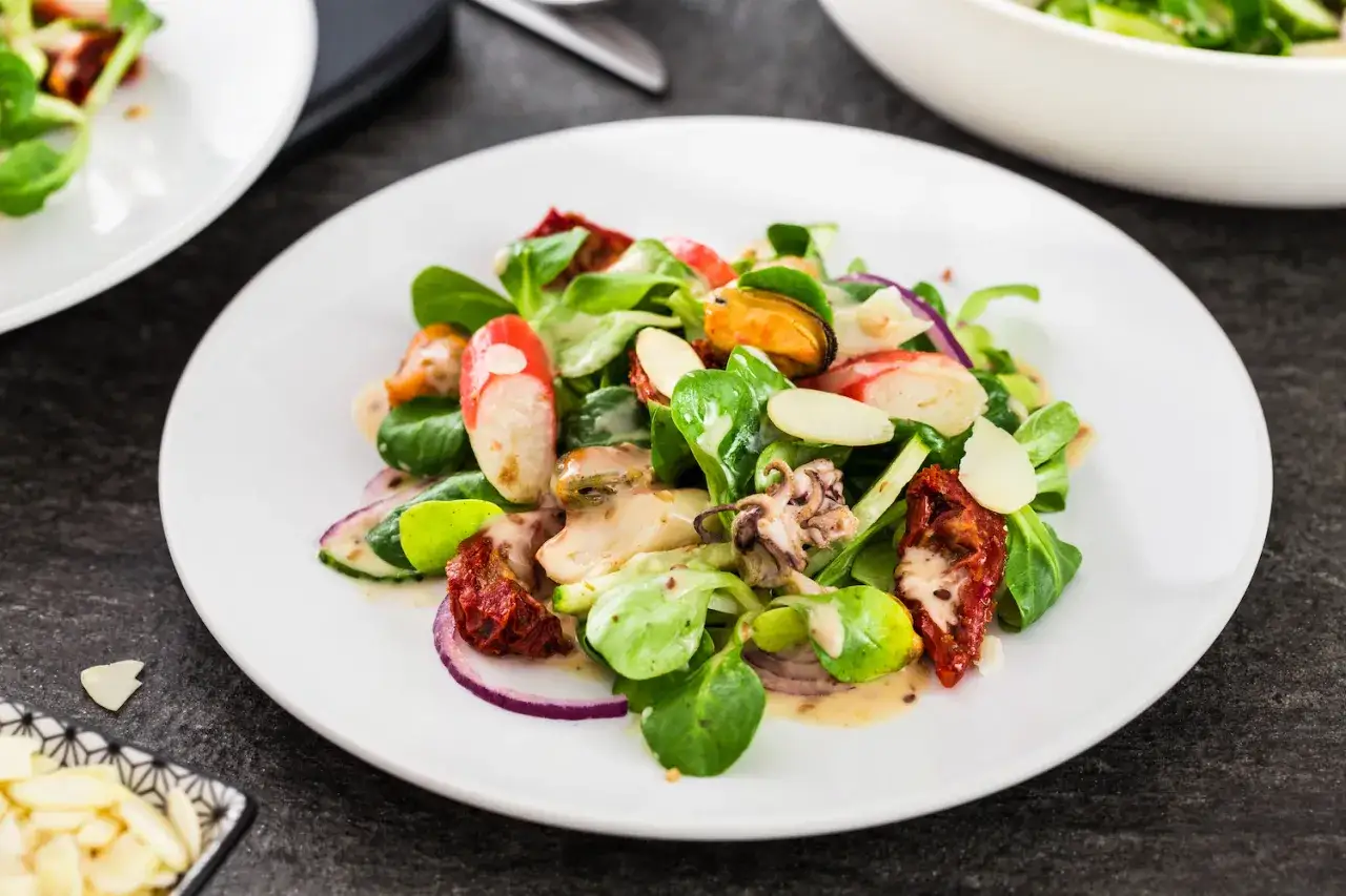 sałatka z owocami i rybą