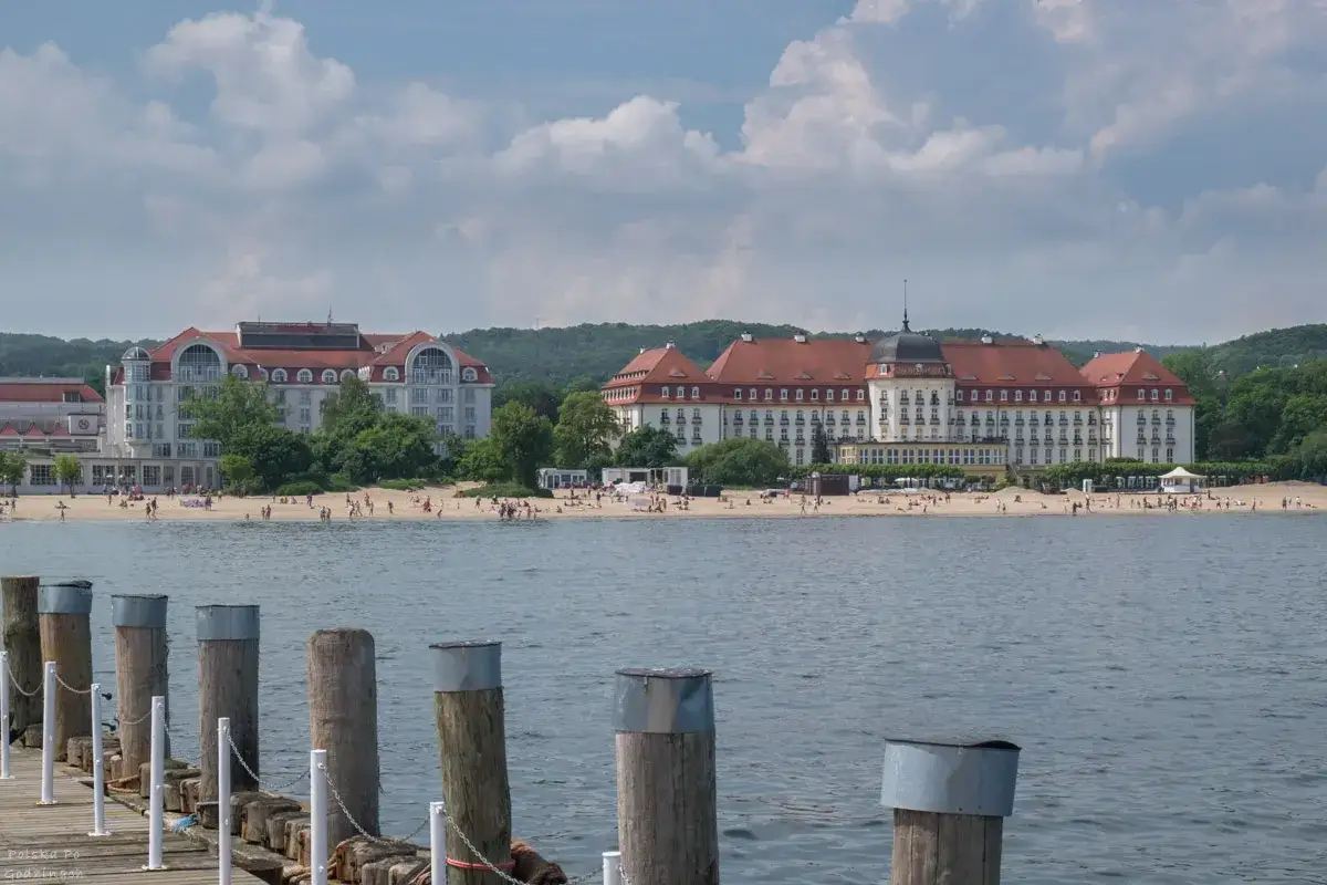 Widok na plażę i zabytkowe hotele w Sopocie. Idealne miejsce, by zobaczyć, co warto zobaczyć w Sopocie.