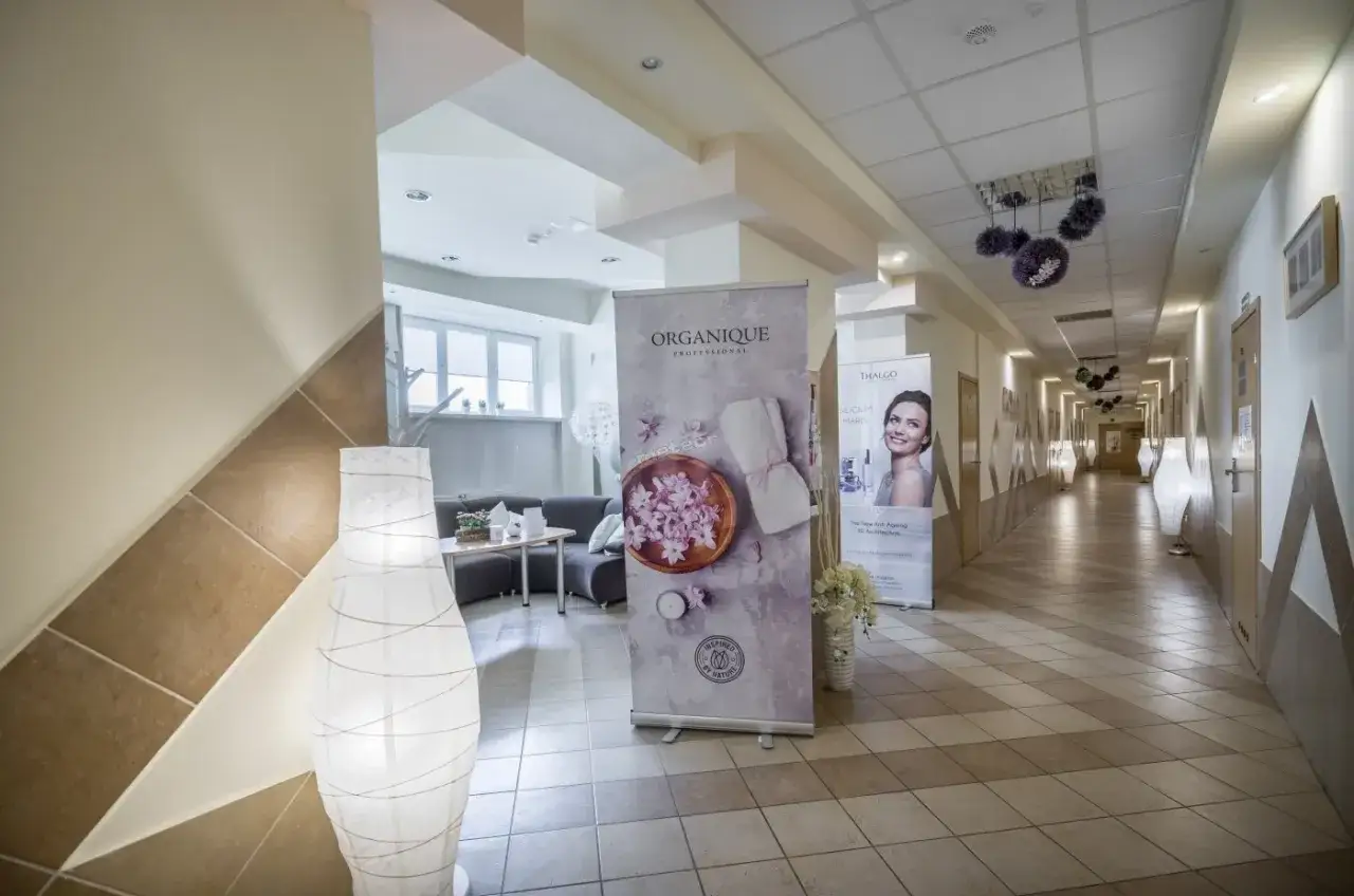 Korytarz w górniczym sanatorium. Reklamy kosmetyków i relaksacyjna strefa wypoczynku.