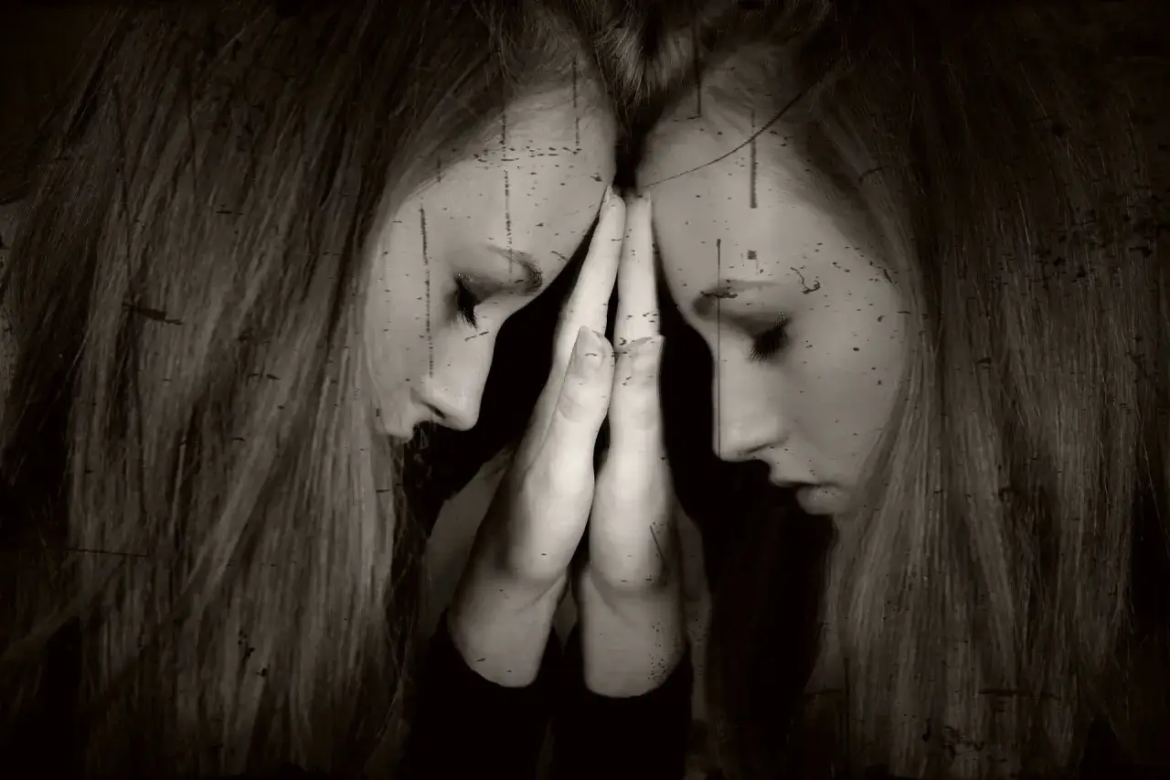 Dwie twarze dziewczyny odbijają się w lustrze, tworząc wrażenie wewnętrznego dialogu. Może to symbolizować walkę z myślami, jak w przypadku zespołu Tourette'a.