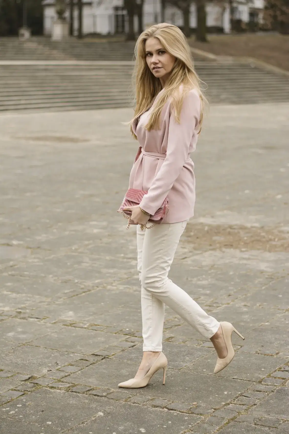 Zdjęcie Jak wybrać idealny outfit na komunię dla dziecka i gości – porady i trendy