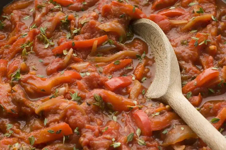 Zdjęcie Ingrédients de la piperade : les secrets d'une recette authentique