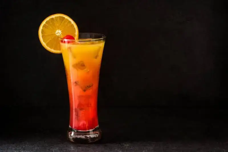 Zdjęcie Pyszne drinki z wódką, sokiem pomarańczowym i Blue Curacao, które zachwycą