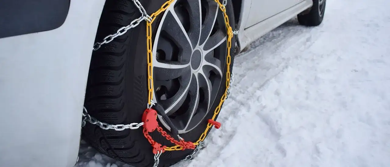 Zdjęcie  Łańcuchy na opony - jak zamontować bezpiecznie i skutecznie zapobiec poślizgom w czasie zimy?
