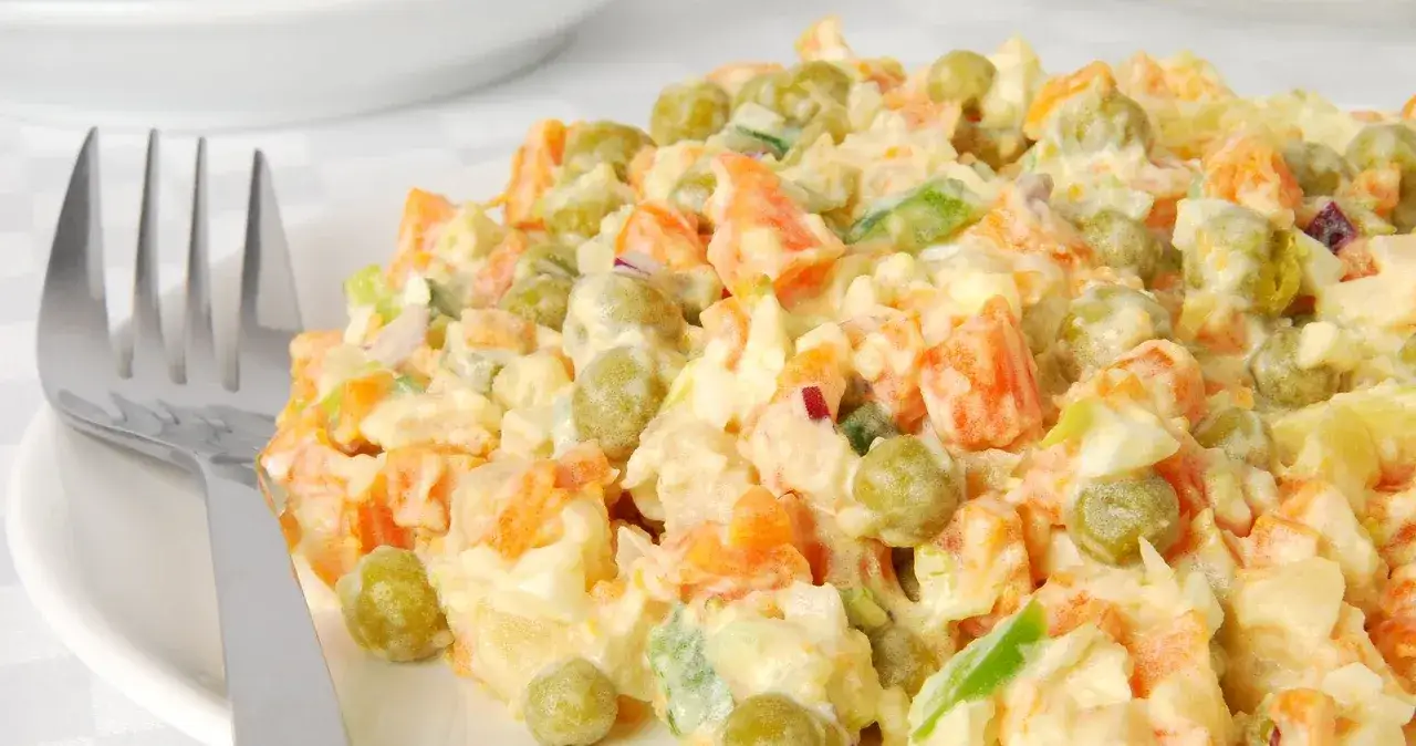 Zdjęcie Ile kalorii ma surówka? Sprawdź, co naprawdę jesz w sałatkach