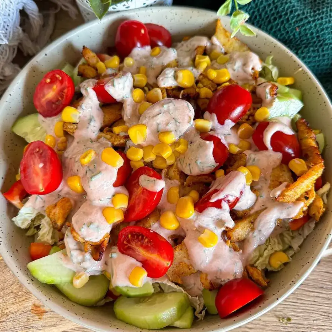 Zdjęcie Jak zrobić sałatkę kebab, która zachwyci Twoich gości i jest prosta w przygotowaniu