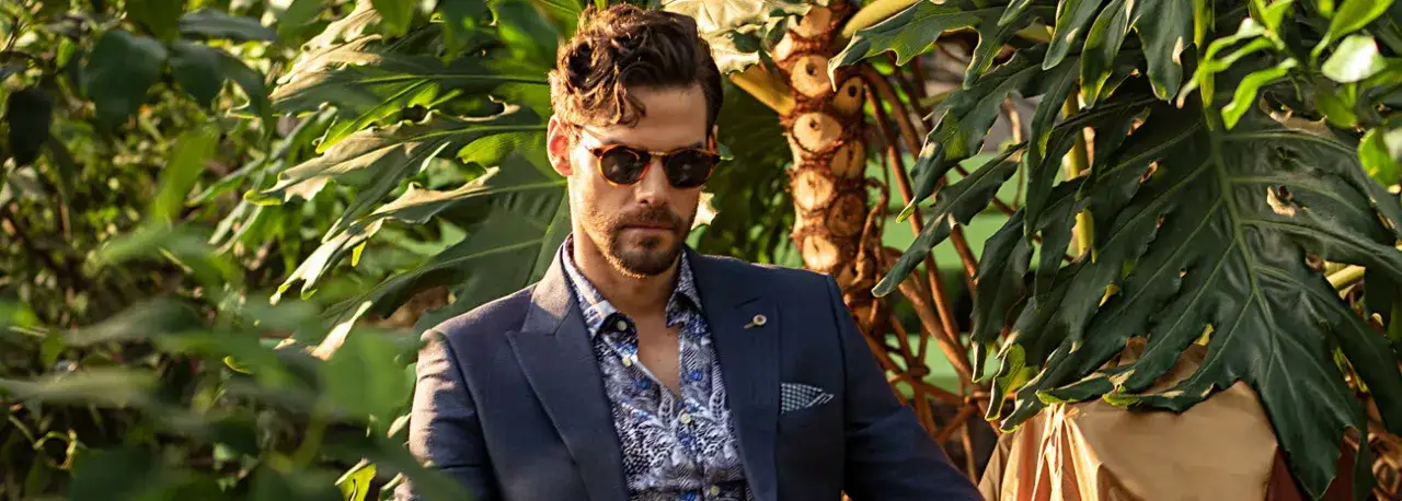 Zdjęcie Granatowa koszula: Jakie spodnie stworzą Twój niesamowity look?