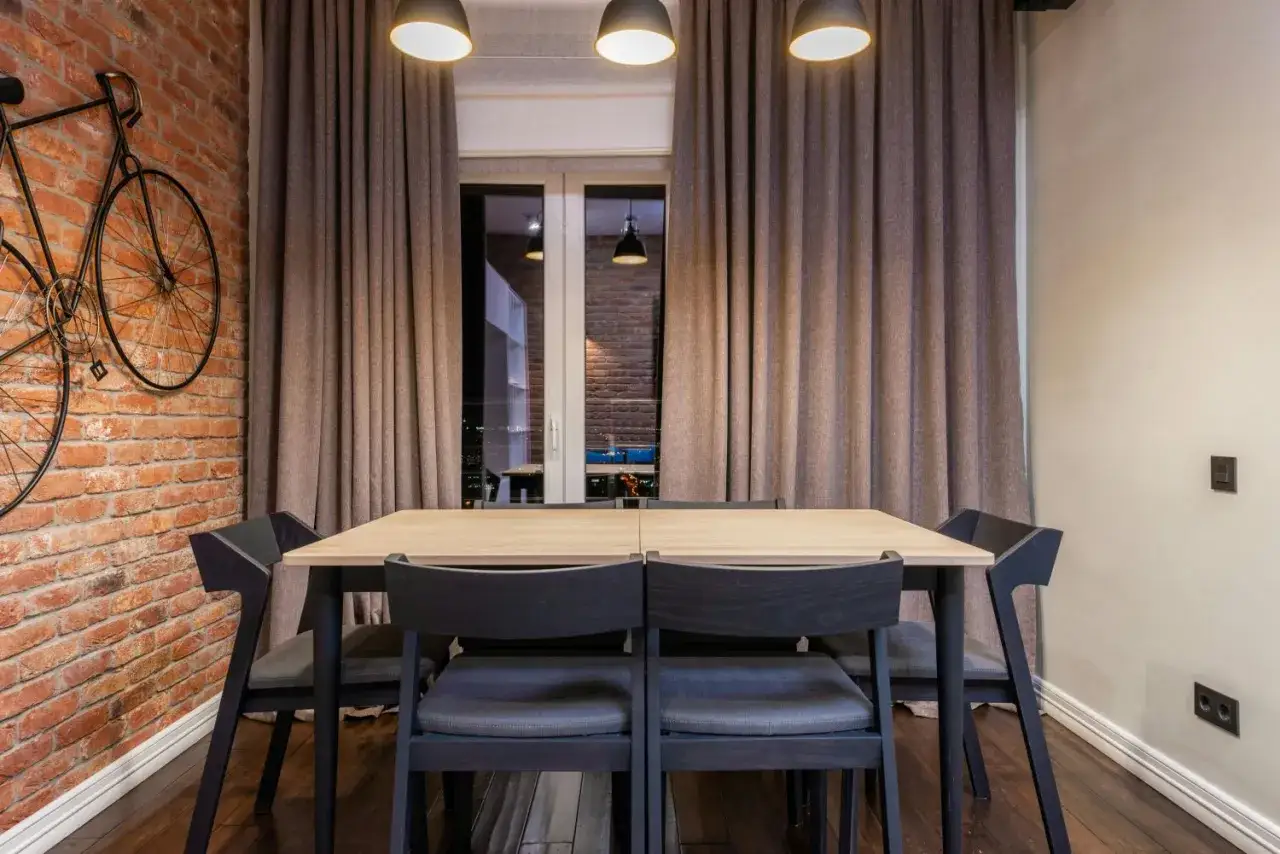 Zdjęcie Jakie zasłony do czerwonej cegły - idealne kolory i wzory, które zachwycą