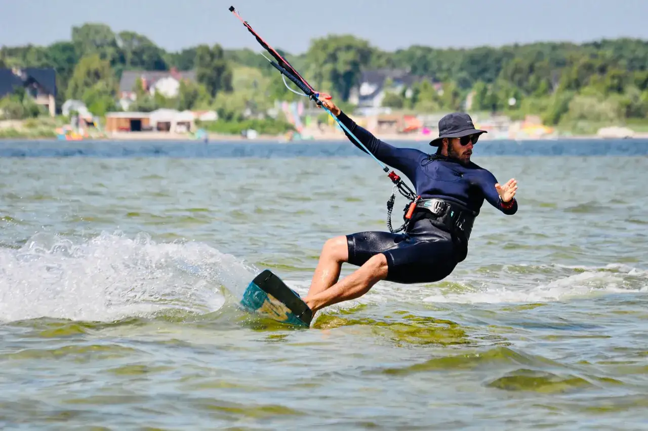 Zdjęcie Kitesurfing w Polsce: najlepsze miejsca na niezapomniane przeżycia