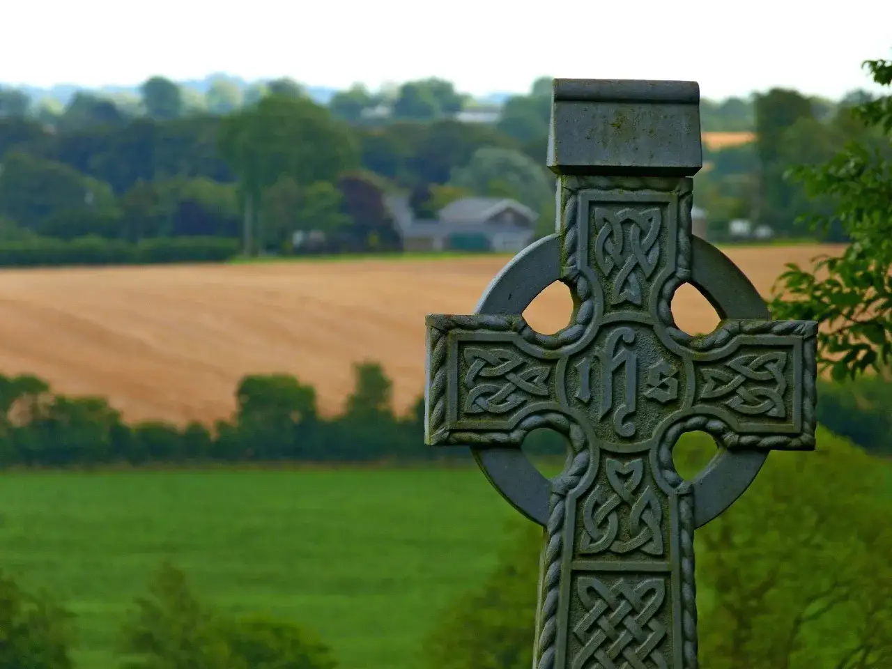 Zdjęcie Krzyż w kole: znaczenie, historia i kontrowersje symbolu