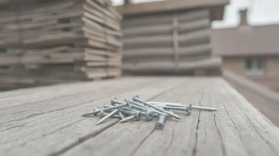 Zdjęcie Jaka długość gwoździ do deskowania dachu, aby uniknąć problemów?