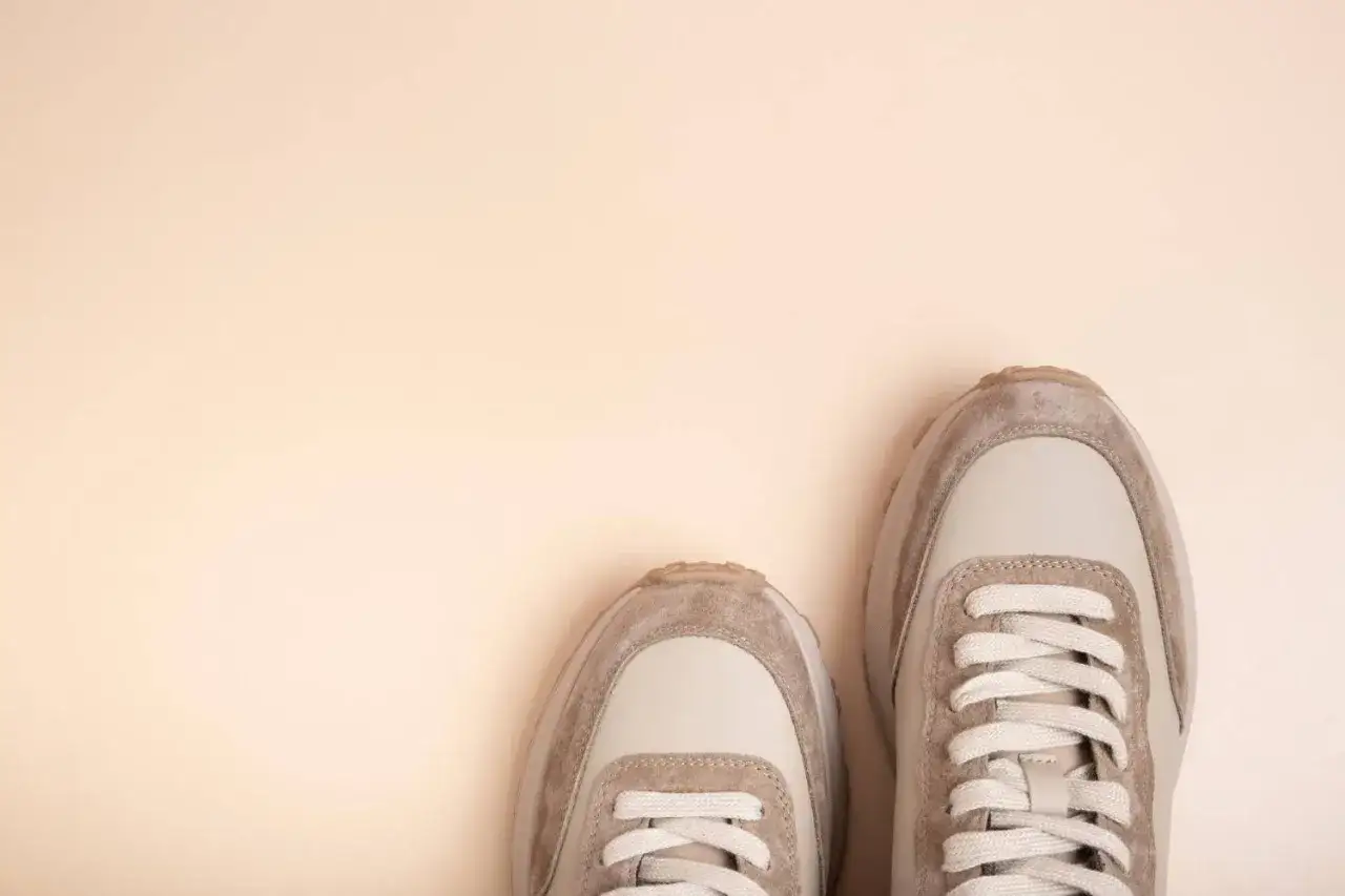 Zdjęcie Czy beżowe buty naprawdę pasują do wszystkiego? Sprawdź ich uniwersalność i stylizacje