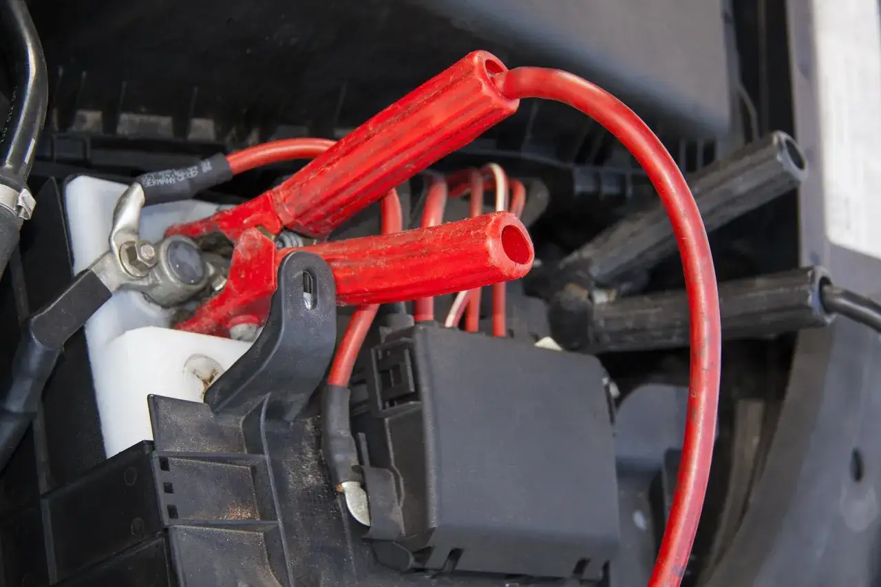 Zdjęcie Jak prawidłowo podłączyć prostownik, aby uniknąć uszkodzeń akumulatora
