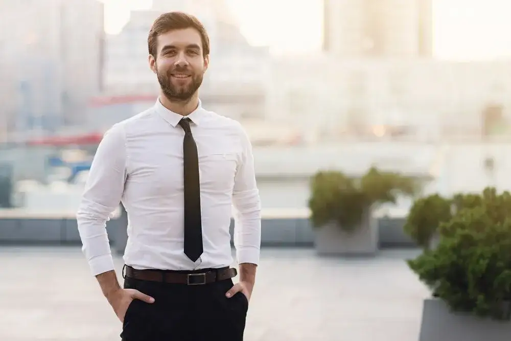 Zdjęcie Jak włożyć koszulę w spodnie, aby uniknąć nieestetycznego wyglądu